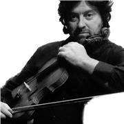 Violinista con esperienza concertistica trentennale e di insegnamento disponibile a lezioni per qualsiasi età . Anche a domicilio